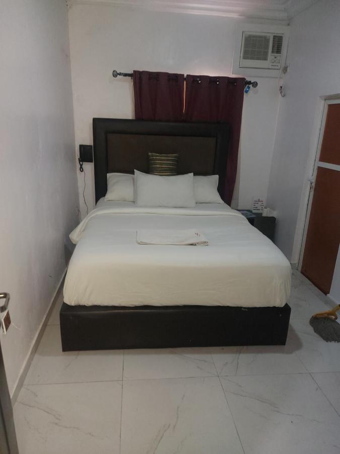 Rush Hotel & Apartments Lagos Esterno foto